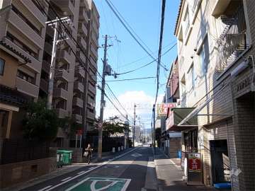 敷地北側の前面道路。周辺には住宅の他、店舗や事務所もあります。