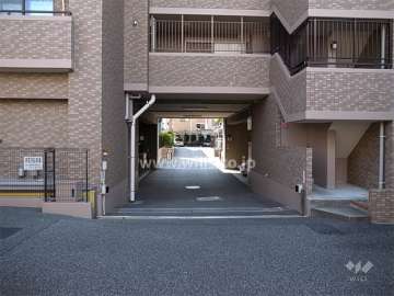 駐車場へのアプローチ（屋内機械式と平面式、屋外機械式駐車場があります。）