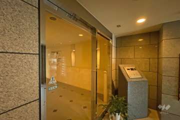 エントランスはオートロック付きです。