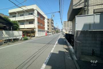 敷地西側の前面道路（南側から）