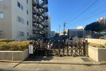 駐車場の出入り口　