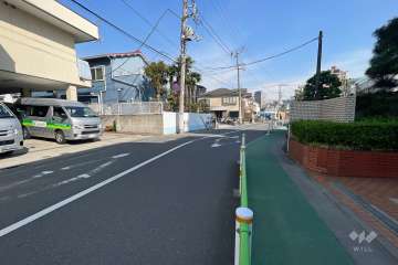 敷地北側の前面道路