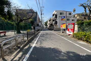 敷地南側の前面道路