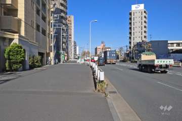 敷地東側の前面道路は産業道路です（南側から）。