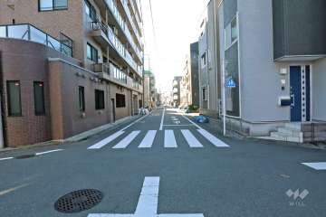 敷地西側の前面道路（北側から）