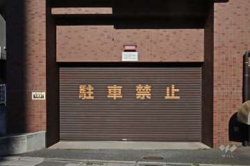 駐車場の出入り口（シャッター付き）