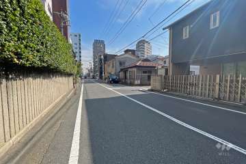 敷地南側の前面道路（西側から）