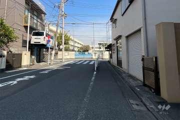 敷地北西側の前面道路（南西側から）