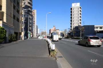 東側前面道路（南側から）