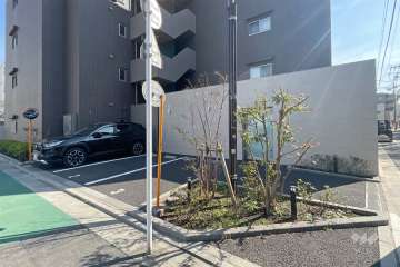 敷地内駐車場（屋外平面式）と駐輪場