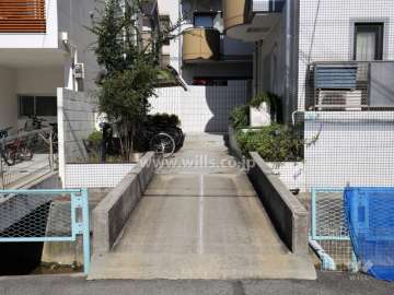 エントランスアプローチ（水路を渡ります。）