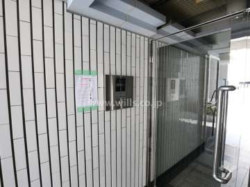 エントランスはオートロック付きです。