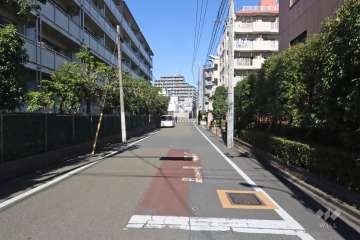 敷地西側の前面道路(南側から)