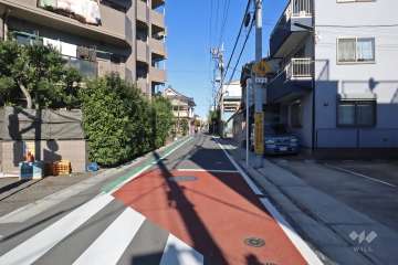 敷地東側の前面道路（南側から）