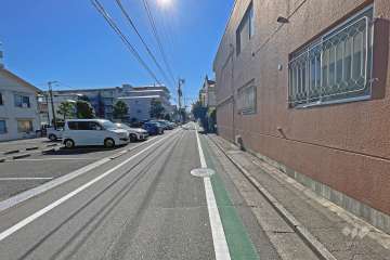 敷地東側の前面道路（北側から）