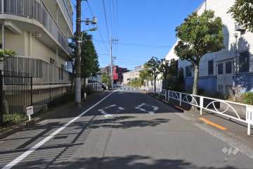 敷地北側の前面道路(東側から)