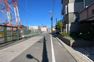 敷地西側の前面道路（南側から）