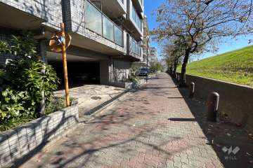 敷地南側の前面通路（西側から）