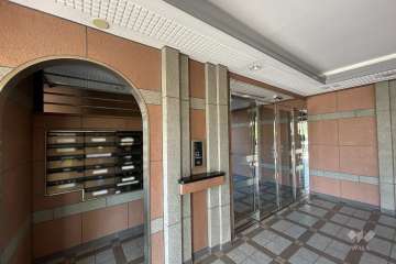 エントランスはオートロック付きです。