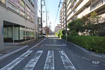 敷地南側の前面道路（東側から）