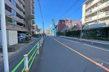 敷地北側の前面道路（東側から）