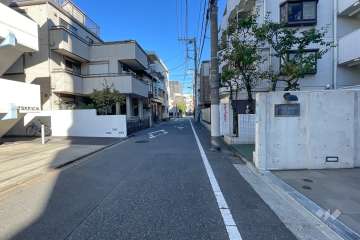 敷地北側の前面道路（西側から）