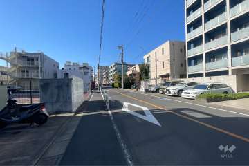 敷地北側の前面道路（東側から）