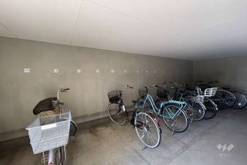 屋内に設けられた駐輪場