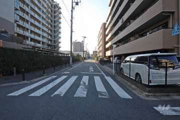 敷地北側の前面道路（東側から）