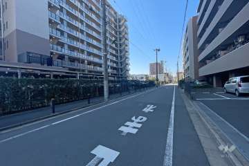 敷地北側の前面道路（東側から）