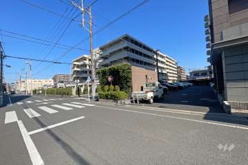 敷地北側の前面道路（西側から）