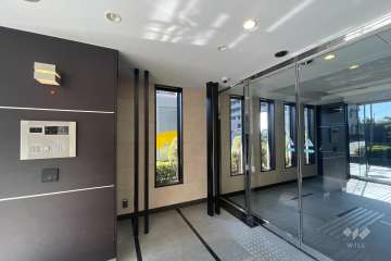 エントランスはオートロック付きです。