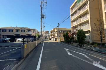 敷地北側の前面道路(東側から)
