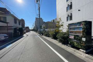 敷地西側の前面道路（北側から）