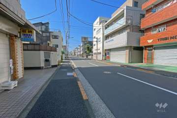 敷地北側の前面道路は多摩堤通りです（東側から）。