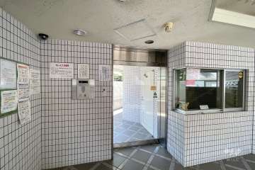 エントランスはオートロック付きです。