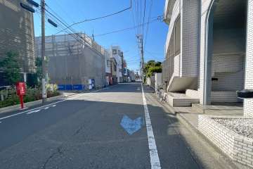 敷地南側の前面道路