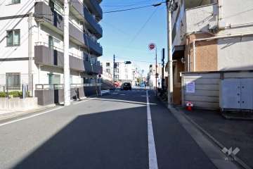 敷地南側の前面道路（西側から）