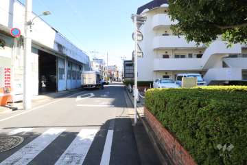 敷地北側の前面道路(西側から)