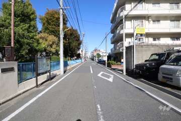 敷地西側の前面道路(南側から)
