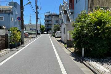 敷地東側の前面道路（北側から）