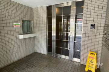 エントランスはオートロック付きです。