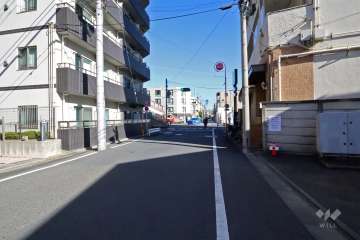 敷地北側の前面道路(西側から)
