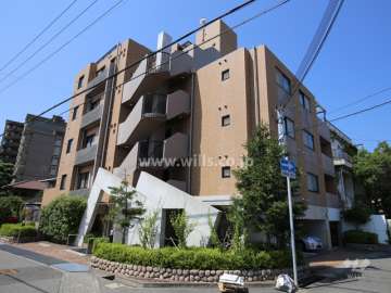 敷地は北東角地。周辺はマンション、一戸建てが混在する閑静な住宅地。