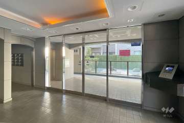 エントランスはオートロック付きです。　