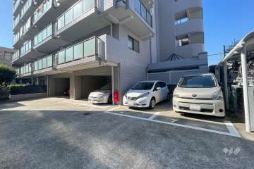 敷地内駐車場（屋外平面式と屋内平面式）　