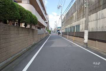 敷地東側の前面道路