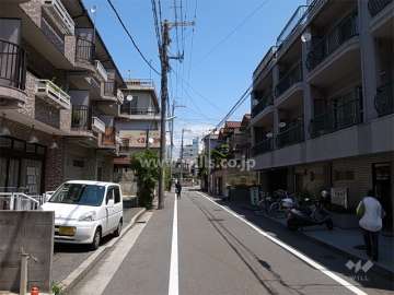 敷地西側の前面道路。住宅と店舗が混在していますが、静かな住環境です。