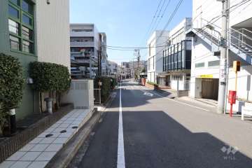 敷地の北側前面道路（東側から）