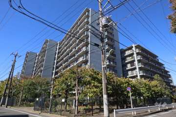 多摩川ハウスの外観（南東側から）